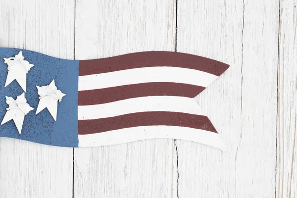 Красный, белый и синий ретро-американский флаг на мокрой белой футболке — стоковое фото