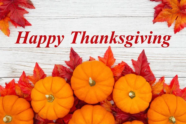 Feliz saludo de Acción de Gracias con hojas de otoño rojas y naranjas y —  Fotos de Stock