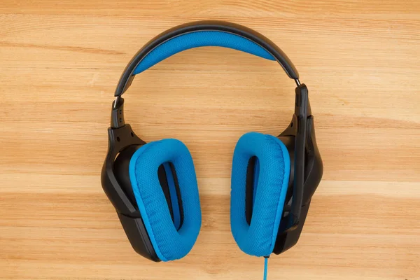 Синьо-чорна гарнітура з мікрофоном — стокове фото