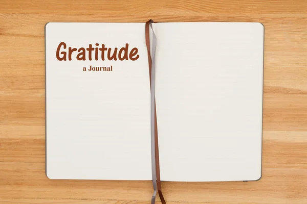 Dziennik wdzięczności na drewnianym biurku — Zdjęcie stockowe
