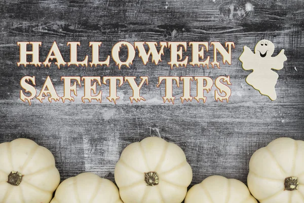 Halloween biztonsági tippek üzenet fehér sütőtök — Stock Fotó