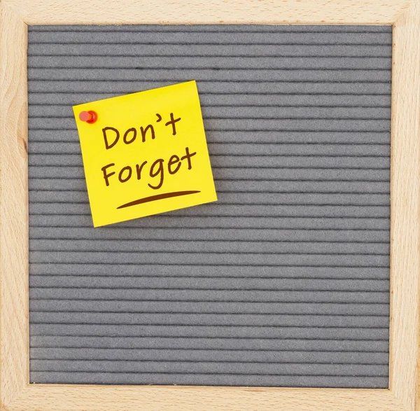 Don't Forget message on sticky note on gray felt letter board — Stock Photo, Image