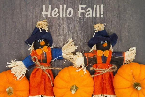 Hallo Herfst bericht met oranje pompoenen met vogelverschrikkers — Stockfoto