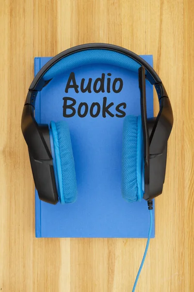 Audioboeken bericht met blauwe en zwarte headset met microfoon — Stockfoto