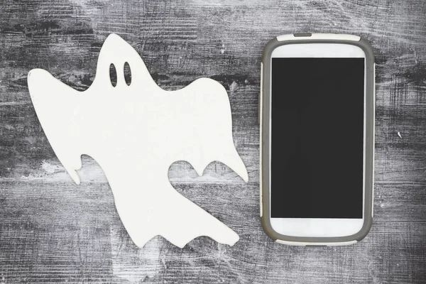 Ghosting někoho online zprávy s bílým duchem a mobilní phon — Stock fotografie