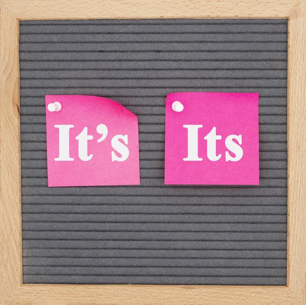 It's or it on two sticky note on gray felt letter board — Stock Photo, Image