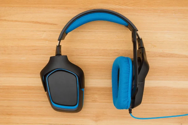 Blauwe en zwarte headset met microfoon — Stockfoto