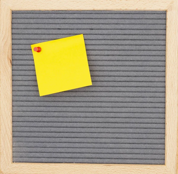 Blank sticky note on gray felt letter board for quotes, messages — Stock Photo, Image