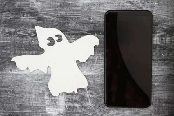 Fantasma alguém mensagem on-line com um fantasma branco e celular phon — Fotografia de Stock