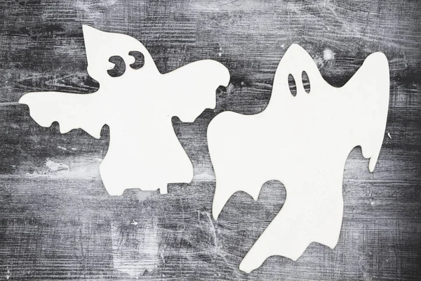 Dwa białe duchy na wietrznym czarnym drewnie grunge — Zdjęcie stockowe