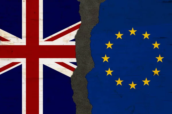 Brexit'i parçalayan İngiliz ve Avrupa bayrakları — Stok fotoğraf