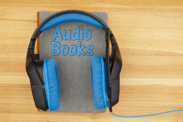 Mensaje de audiolibros con auriculares azules y negros con micrófono —  Fotos de Stock