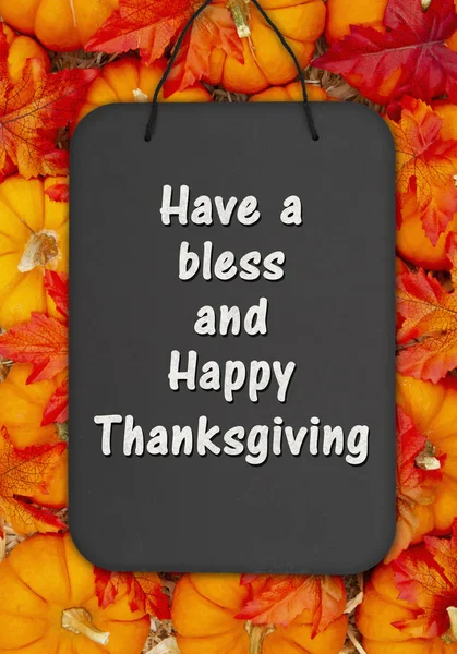 Feliz saludo de Acción de Gracias en un letrero de pizarra en calabazas — Foto de Stock
