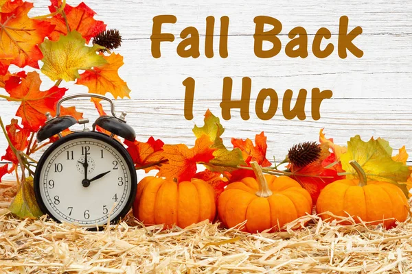 Fall Back 1 órás időváltás üzenet egy retro ébresztőórával wi — Stock Fotó