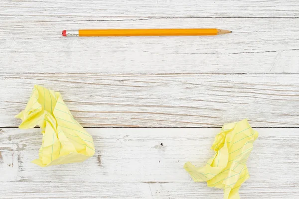 Bleistift Mit Zerknittertem Papier Auf Verwittertem Weißem Holz Mit Maserung — Stockfoto