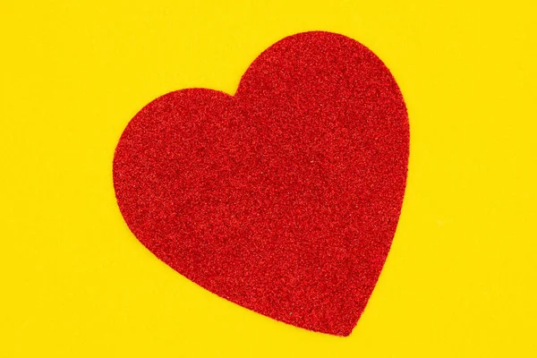 Cuore Rosso Sfondo Materiale Feltro Giallo Con Spazio Copia Vostro — Foto Stock