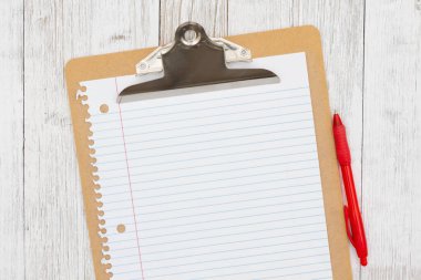 Boş kağıt ve kalem içeren pano, uygulamanız ya da listenizdeki ileti listeniz için kopyalama alanı ile birlikte, yıpranmış ahşap arkaplan modeliName