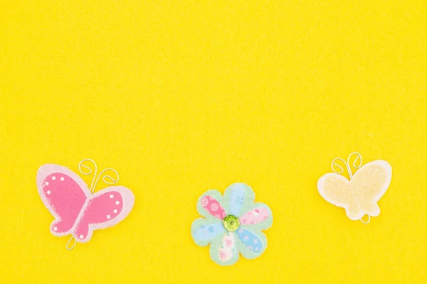 Fondo Primavera Con Mariposas Flores Material Fieltro Amarillo Con Espacio — Foto de Stock