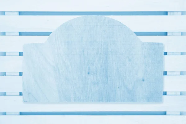 蓝色木板板背景的木制标志 为您的夏季或海滩信息提供复制空间 — 图库照片