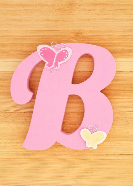 粉红的大写字母B 桌上放着蝴蝶 — 图库照片