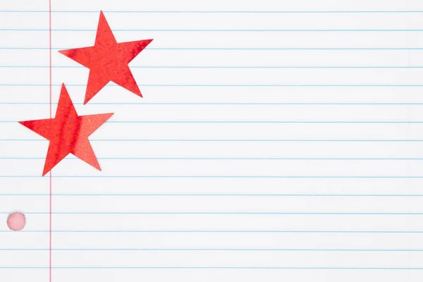 学校の背景に2つの赤い星が並んで紙の上にあなたの学校や教育メッセージのためのコピースペース — ストック写真