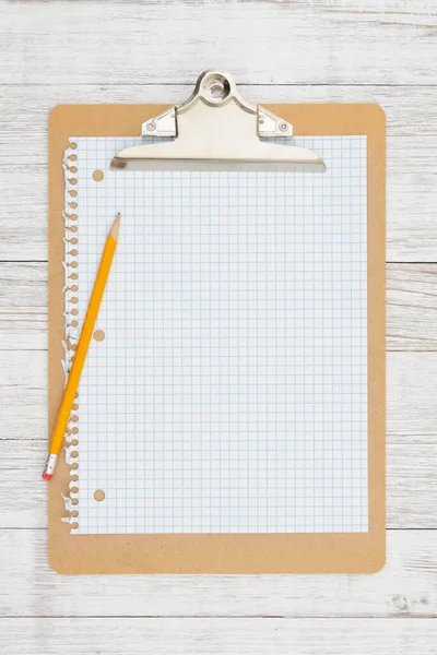 天気の良い日に鉛筆で空のグラフ紙とクリップボードあなたの数学や図面メッセージのためのコピースペースと木のモックアップ — ストック写真