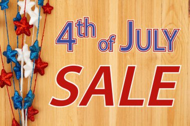 4 Temmuz İndirimli Mesaj: Ahşap üzerinde kırmızı, beyaz ve mavi yıldızlar