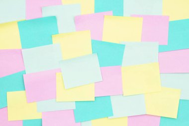 Ofisiniz için kopya alanı olan çok renkli notlar içeren yapışkan bir not arkaplanı veya anımsatıcı iletisi