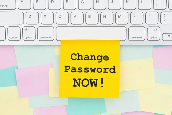 Cambia Password Ora Digita Messaggio Una Nota Appiccicosa Una Tastiera — Foto Stock