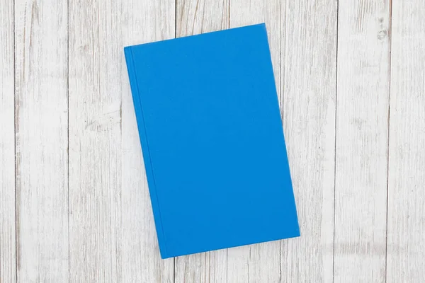 Buch Auf Verwittertem Weißem Holz Hintergrund Mit Maserung Textur Attrappe — Stockfoto