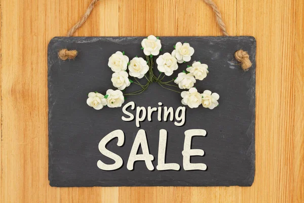Message Type Spring Sale Sur Panneau Suspendu Avec Des Roses — Photo