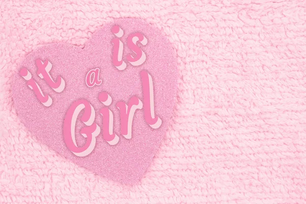 这是一个女孩类型的消息 粉红色的闪光心脏在苍白的粉红色毛绒衬里的面料 — 图库照片