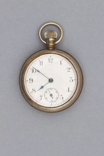 Vintage Silberne Uhr Taschenuhr Isoliert Auf Grau — Stockfoto