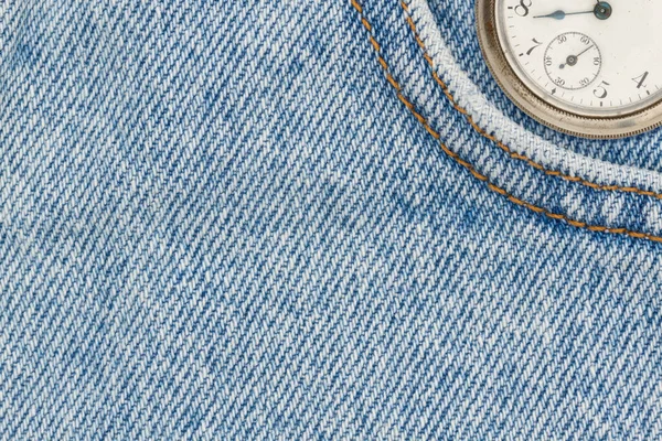 Retro Taschenuhr Mit Blue Jeans Jeansstoff Mit Stichen Mit Kopierraum — Stockfoto