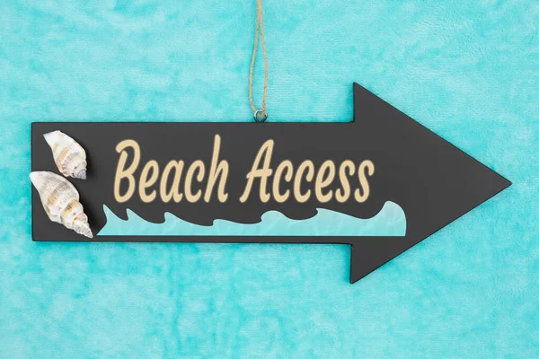 Beach Access Hängande Pil Skylt Med Snäckskal Och Havsvatten — Stockfoto