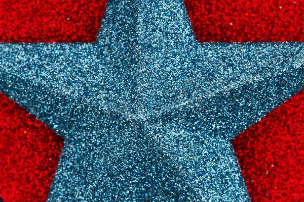 Primer Plano Una Estrella Azul Sobre Papel Texturizado Purpurina Roja — Foto de Stock