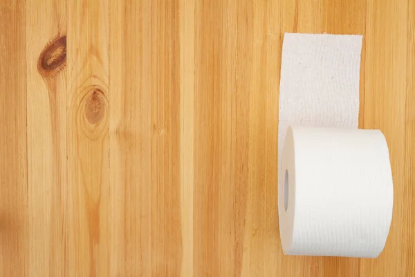 Toilettenpapierrolle Auf Einem Holztisch Mit Kopierraum — Stockfoto