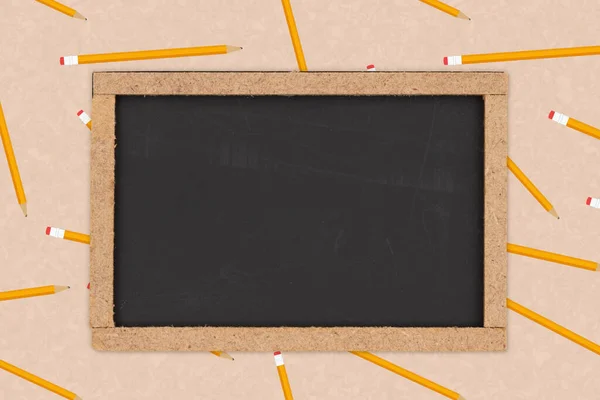 Blanco Grunge Schoolbord Met Houten Frame Met Potlood Papieren Ondergrond — Stockfoto