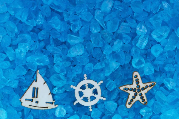 带有海洋物体特写背景的蓝色有纹理的海滩玻璃 为海滩或假日信息提供复制空间 — 图库照片