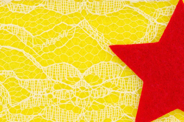 Estrela Vermelha Com Delicado Material Texturizado Renda Fundo Malha Amarelo — Fotografia de Stock