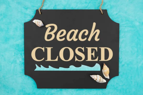貝殻と黒板の看板にビーチの閉鎖の言葉メッセージ — ストック写真