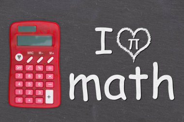 Hesap makineli eski grunge siyah karatahta Matematik kelime mesajı seviyorum