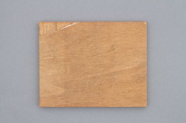 Boş yıpranmış ahşap tabela ve gri üzerinde izole edilmiş kopya alanı