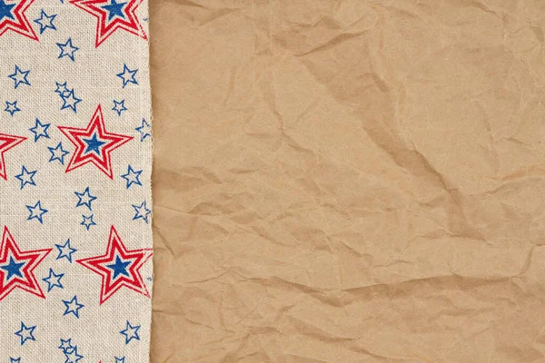 アメリカのメッセージのためのコピースペースと肉屋の紙の背景にレトロなアメリカの星のバラップリボン — ストック写真