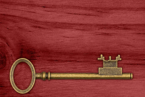 旧式复古青铜骨架钥匙在红染木料上 — 图库照片