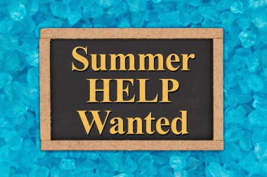 Summer Help plaj camındaki grunge yazı tahtasına kelime mesajı istedi.