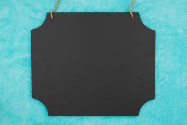 Κενό Κρεμασμένο Chalkboard Σημάδι Μπλε Βελούδινο Υλικό Χώρο Αντίγραφο Για — Φωτογραφία Αρχείου