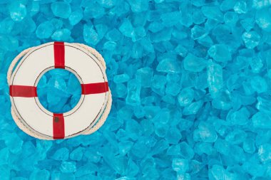 Plaj veya tatil mesajı için kopyalama alanı olan deniz mavisi desenli cam arka planda beyazlatıcı.