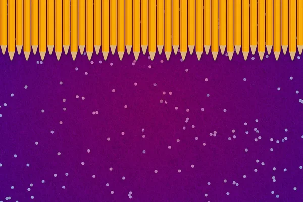 イラスト紫の輝き材料と消しゴムの学校の境界線と黄色2B鉛筆 ストックフォト