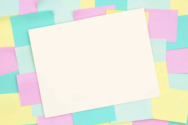 オフィスやリマインダーのメッセージのための空白のグリーティングカードとコピースペースを持つ多色のノートの背景に粘着性のあるノート — ストック写真
